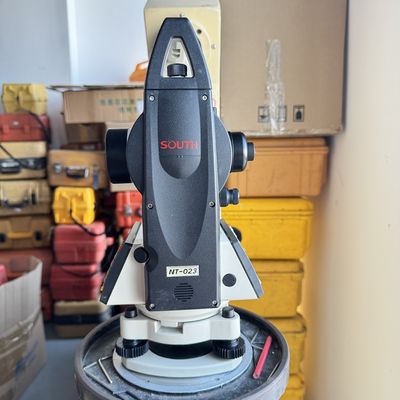 Zuid merk Electronic Digital Theodolite NT-023 25.9X Totaalstation nauwkeurig en gemakkelijk te bedienen met ±1 boogminuten compensator instellingsnauwkeurigheid